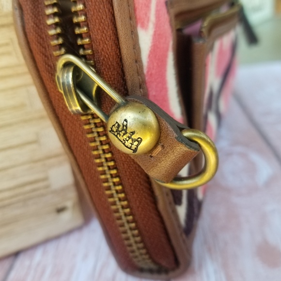 (RARE FIND) Juicy Couture Breast Cancer Awareness - Picture 7 of 8